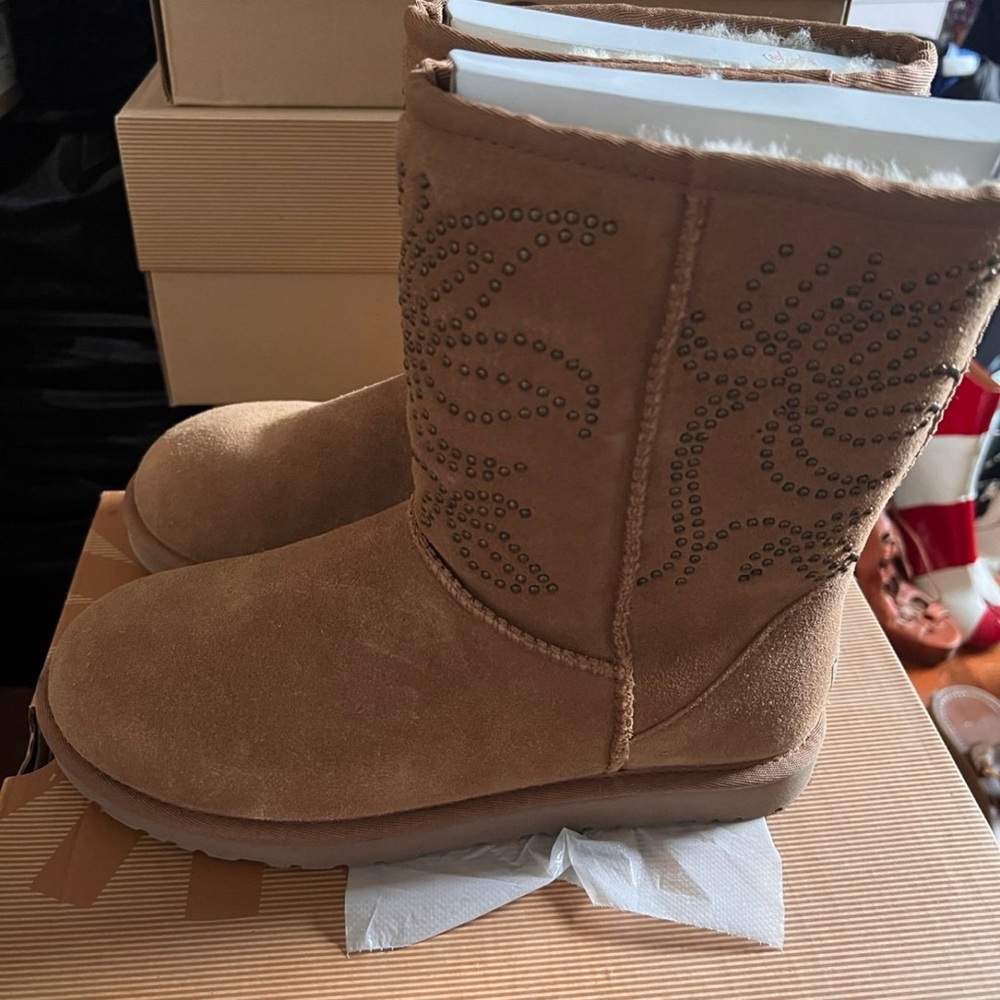 UGG Women's Adelaide Short Boots Size 8 - Picture 5 of 9